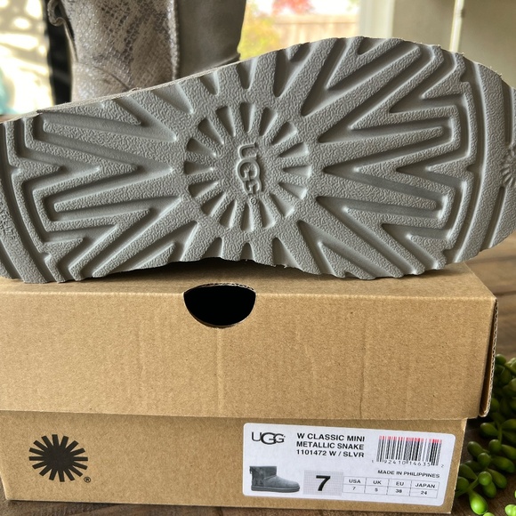 UGG Classic Mini Metallic Snake Silver NIB - Picture 4 of 6